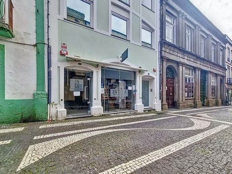 Property in one of the best pedestrian streets in the center of Ponta Delgada, fully equipped and in a good state of conservation. . Commercial space with 202 m2 on Rua Hintze Ribeiro, with kitchen, bathrooms for the public and employees, machinery a...