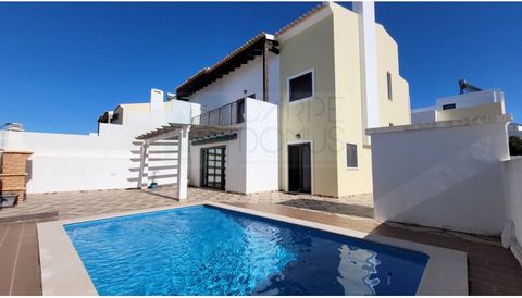 Located on the outskirts of Vila Nova de Cacela, just 3 km from the stunning Manta Rota Beach, this magnificent 3-bedroom villa combines contemporary design, spacious interiors, and exceptional brightness. The large living room, bathed in natural lig...