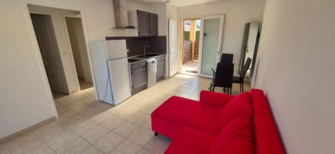 A louer à Régusse, Appartement type maison non-meublé d'environ 37 m2 dans une résidence calme, avec piscine, en copropriété, proche du village et des commerces. Le logement dispose, en plus, de deux terrasses ensoleillées, l'une orientée sud-ouest, ...