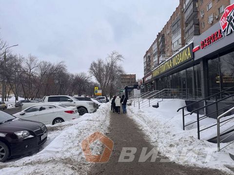 Сдам в аренду помещение с большой парковкой, по соседству с федеральными сетями. г. Самара, Железнодорожный район, ул. Мориса Тореза, 13а. Ближайшее пересечение с ул. Мяги. Помещение на 1 этаже 9-и этажного дома. Общая площадь: 270 кв.м. Высота потол...