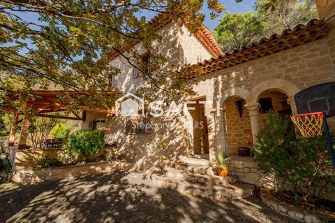 SOMPTUEUSE BATISSE PROVENCALE AVEC VUE EXCEPTIONNELLE