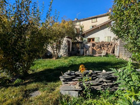 Ancienne grange de 88 m² rénovée avec goût, nichée dans un village ensoleillé d'Ariège sur un beau terrain arboré avec vue sur les montagnes.