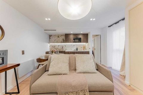 Bienvenue dans notre superbe appartement, véritable havre de charme niché dans le 11ème arrondissement de Paris, à deux pas du Carreau du Temple et non loin de la célèbre Place de la République. Laissez-vous séduire par l'atmosphère unique de ce quar...