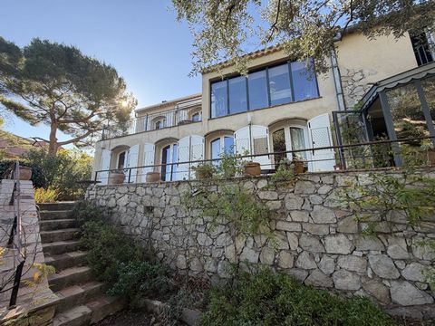 Incroyable maison située sur Saint-Clair avec un magnifique jardin de plus de 1000m2, une piscine et bénéficiant d'une vue mer à couper le souffle, composée de 3 suites indépendantes en rez-de-jardin, actuellement louées en chambres d'hôtes et d'une ...