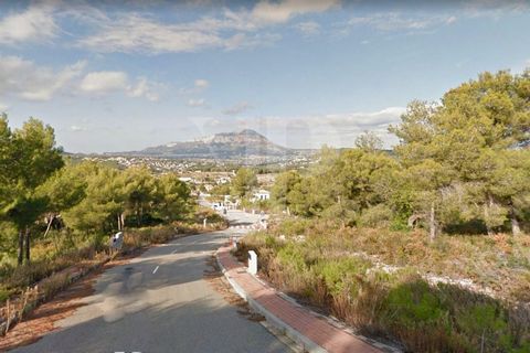 Te koop: Percelen beschikbaar van 1009m2 – 1064m2 hebben een open uitzicht op de berg Montgo. Gelegen in een gevestigde urbanisatie, niet ver van de golfbaan van Javea en de stad Benitachell. De stranden in Javea liggen op slechts 10 minuten rijden.