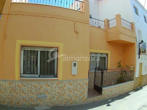 A surprisingly large townhouse for sale in the town of Purchena here in the Almanzora Valley.The front door opens into the first of two lounges. Off the lounge is the fitted kitchen which has a larder space included and there is a spacious bathroom w...