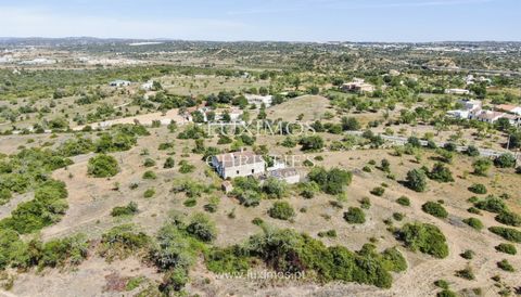 Alter Familienbetrieb mit Möglichkeit zum Bau eines Landhotels , gelegen in Alcantarilha/Pêra, Algarve. Mit der Nutzung von Freiflächen für landwirtschaftliche und Erholungszwecke und damit der Förderung des ländlichen Tourismus und der Region. Das K...