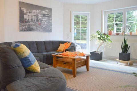 Dieses modern eingerichtete Appartement ist ruhig im lebendigen kleinen Ort Ulmen gelegen. Die Ferienwohnung befindet sich im Erdgeschoss, und das große offene Wohnzimmer ist geräumig und gemütlich eingerichtet und mit Satellitenfernsehen und Wii aus...