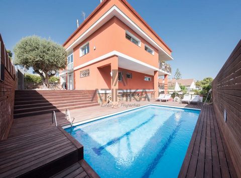 Gelegen in het hoogstaande gebied van Castelldefels, Montemar, een rustige plek, waar privacy overheerst en geniet van een onovertroffen uitzicht op de Catalaanse kust, vinden we deze luxe onafhankelijke villa van 641m2. Buiten vinden we een groot te...