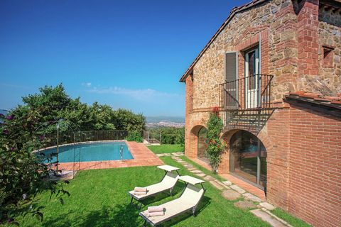 Situato in mezzo a boschi verdi e vigneti, questa villa di Arezzo dispone di 5 camere da letto e può ospitare 10 ospiti. È perfetto per un gruppo o famiglie con bambini per rimanere. La villa dispone di una piscina privata, un giardino e un barbecue....