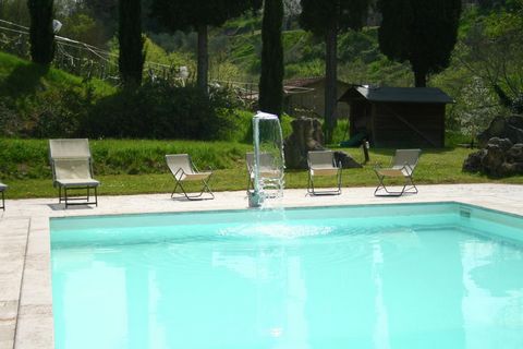 Deze prachtige villa in het Italiaanse Toscane beschikt over een heerlijke privétuin en een verkoelend privézwembad. Er zijn 4 slaapkamers aanwezig die gezamenlijk 8 gasten kunnen accommoderen. Deze optie is geschikt voor gezinnen. Je kunt de dag beg...