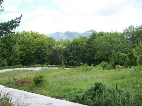 TEL: ... ; 0301 69999 / WIR BIETEN IHNEN ZUM VERKAUF EIN MALERISCHES GRUNDSTÜCK VON 670SQ.M., DAS 2 KM ENTFERNT DARSTELLT. VOM ZENTRUM VON SMOLYAN. DAS GRUNDSTÜCK WIRD AUF DREI SEITEN VON EINER ASPHALTSTRASSE BEGRENZT.