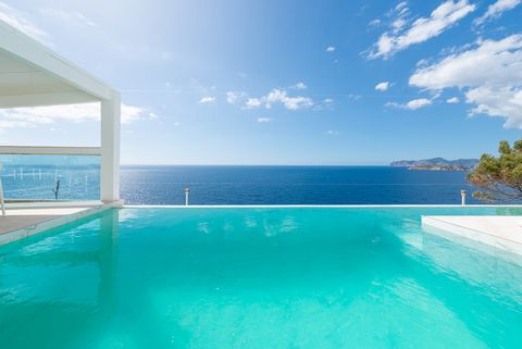 Gelegen in El Toro (Calvià) verwelkomt 8 gasten. De buitenkant van deze prachtige villa nodigt je uit om te genieten van het mediterrane klimaat, genietend van het spectaculaire uitzicht op de westkust van het eiland. Het designer privézwembad is gec...