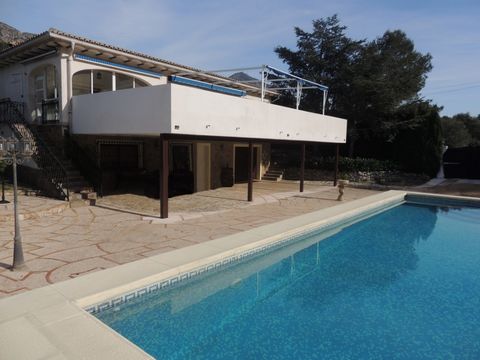 Modern and classic villa located in La Drova just one kilometer from Barx and twelve kilometers from Gandia The high quality villa in materials and features stands out for its 1600 m2 plot where the landscape and garden has been shaped to implement t...