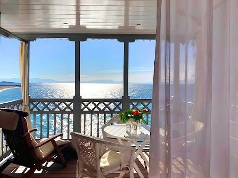 Cette belle maison traditionnelle de trois chambres, située sur la première ligne de mer à Skopelos, a été entièrement rénovée par un designer français renommé, offrant un mélange unique de tradition et de modernité. La maison offre des vues sur la m...