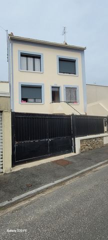 Located in the Plateau district, come and discover this 7-room pavilion of 190 m2 built on a plot of land of 237 m2. It consists of a total basement on one level divided into a garage and a studio including a room, a bedroom, bathroom with toilet, on...