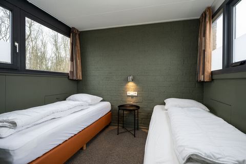 Dit geschakelde vakantiehuis is gelegen op een rustig en kleinschalig vakantiepark op Texel. De sfeervol ingerichte woonkamer met open keuken is, mede door de lichtinval vanuit de prachtige serre, een heerlijke ruimte. Een smart-tv en comfortabel zit...