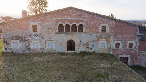 Large property built over an old farmhouse from the XVII century, the whole structure is new from the basement of 400 m² with the roof in the form of arches, to the floor of 784 m² with several rooms and ceilings with beams. The first floor is 541m² ...