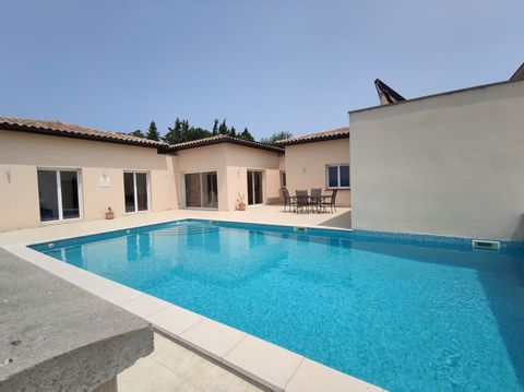 Located in the charming village of Carlencas, 5 mins from Bédarieux, 45 mins from Montpellier, 35 mins from Béziers and 45 mins from the sea. I invite you to come and discover this superb contemporary single-storey house with low BBC energy consumpti...