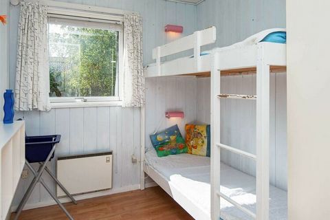 Dom wakacyjny w St. Sjørup wyposażony w saunę i dużą salę zabaw, w której istnieje kilka możliwości rozrywki dla dzieci. Domek wyposażony jest w dobrze wyposażoną kuchnię i dobre sypialnie. W łazience można cieszyć się ciepłem z sauny. Dom jest wypos...