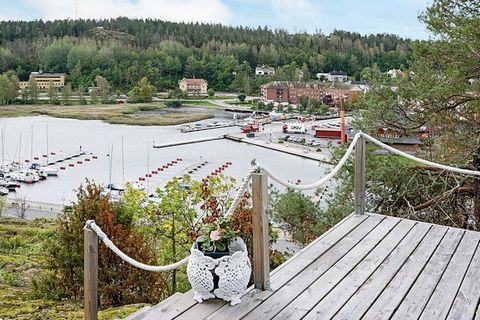 What a location! Just outside the coastal town of Valdemarsvik's center is this nice house with magnificent views of the Valdemarsfjord. Welcoming porch twig under roof. The house is on one floor with a loft furnished for a bedroom with two single be...