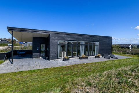 MAX 1 HUND - Unweit der Nordseeküste und des Strandes steht bei Søndervig dieses 2019 erbaute, geräumige Ferienhaus. Es ist innen hell und modern eingerichtet, das Mobiliar geschmackvoll zusammengestellt. Alle Zimmer sind hell und luftig gestaltet. E...