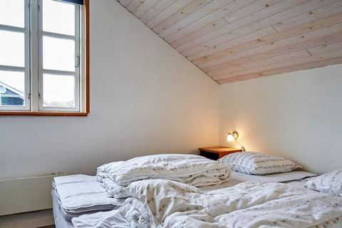 Ferienhaus mit Whirlpool im Bad für erholsame Stunden. Liegt auf einem 1.400 m2 großen Naturgrundstück in einem Ferienhausgebiet bei Klitgårds Fiskerleje. Das Haus verfügt über zwei Schlafzimmer mit je einem Doppelbett sowie über eine doppelte Schlaf...