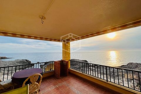 Apartamento ideal con fantásticas vistas al mar y acceso al mar en primera línea de mar en Nova Santa Ponsa, en la costa suroeste de Mallorca. Esta propiedad se encuentra en una residencia con acceso directo al mar y cuenta con 3 piscinas comunitaria...