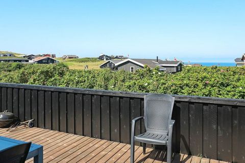 Wohnlich eingerichtetes Ferienhaus mit Whirlpool im Bad und Ausblick zur Küste von Wohnbereich, Terrasse und Grundstück. Steht auf einem offenen Naturgrundstück mit Rasenfläche, nur etwa 300 m vom attraktiven Badestrand. Sie wohnen hier in landschaft...