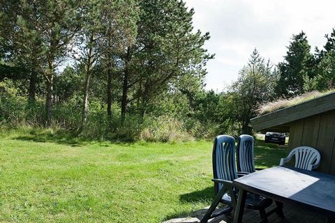 Maison de vacances bien située dans la partie nord de Rømø. La maison a été construite à l'origine en 1979 mais plus tard agrandie et rénovée (salle de bain). L'intérieur du chalet est bien aménagé avec une cuisine ouverte avec lave-vaisselle en liai...