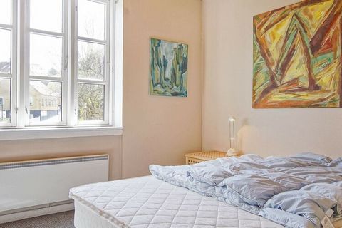 Im Herzen des Ortes Gudhjem liegt diese Ferienwohnung mit 2 Etagen. Küche, Wohn- und Essbereich befinden sich im Obergeschoss, mit einem Balkon davor und entsprechend schöner Aussicht. Die Einrichtung ist hell und ansprechend, im skandinavischen Stil...