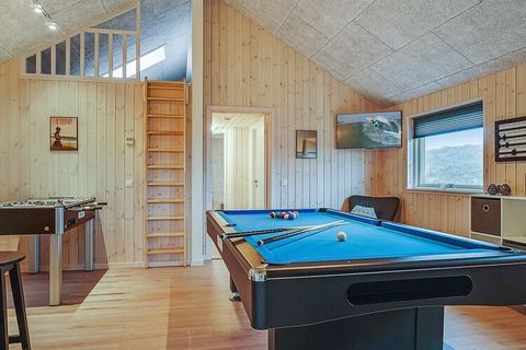 Dans ce joli cottage avec bain à remous et sauna, vous pouvez passer des vacances actives toute l'année pour seulement env. 900 m de la côte de la mer Baltique. Vous pourrez vous défier au billard, au ping-pong ou au baby-foot dans la salle d'activit...