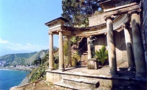 Luxury historic villa ituated just 500 metres from the centre of Taormina. Luxury historic villa ituated just 500 metres from the centre of Taormina. With panoramic views over the charming town and the Sicilian Sea, historic villa dating back to mid-...