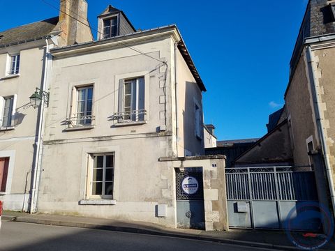 In the Hyper Centre of Amboise, at the foot of the royal castle and all shops. Rare and unique, this townhouse with a living area of 107m2 offers you on the ground floor: a living room of 33m2 with a fireplace and exposed beams, a kitchen area, stora...