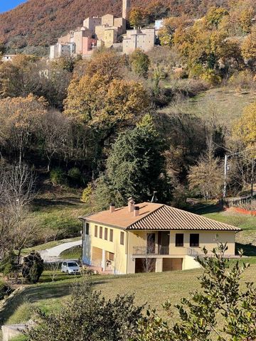 Immersed in the enchanting scenery at the foot of the majestic Postignano castle, we offer a unique opportunity: a large, completely renovated farmhouse, surrounded by suggestive land of approximately one hectare. The farmhouse, distributed on two le...