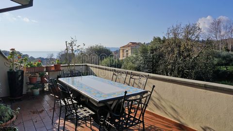 Independent apartment located in the lower part of the village of Solaro, on the very first hill above San Terenzo, reachable on foot in a few minutes. From the large condominium parking area you can reach the staircase that descends three floors (ab...