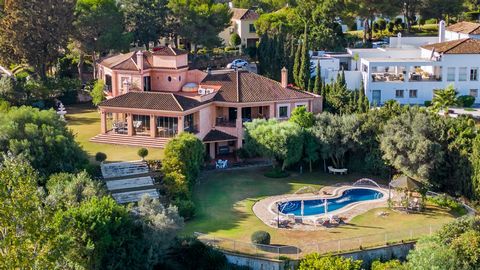 This stunning 969 sq m villa located on a plot of 2985 sq m features panoramic views of the Country Club and Golf Reserve and the sea. This property is a real oasis of luxury and comfort in Sotogrande. Inside, the villa has 6 elegant rooms and 7 bath...