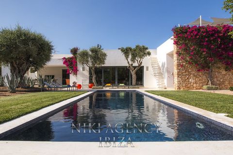 Modern Villa in Ibiza San Rafael This exclusive property seamlessly combines design, charm, nature, and sustainability. Located in the countryside, just minutes from the village of San Rafael, this villa with traditional architecture features modern ...
