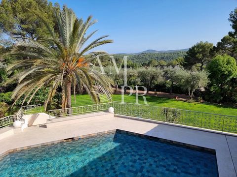 Property with large volumes and refined services, Panoramic view of the hills and the sea. Quiet, nature and close to everything. The property consists of a main villa and 2 apartments, one with 3 rooms of 110 m2, and another with 2 rooms of 42 m2. T...