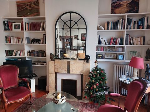 Vichy, in the heart of the city, very nice luxury apartment of 110 m2 with a remarkable character on the 1st floor without elevator of a small building. Bright through apartment with high ceilings (2.93 m) with entrance of 14.60 m2, large dressing ro...