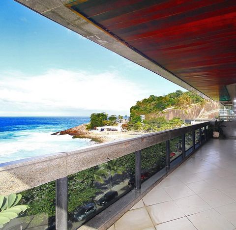 from Leblon to Ipanema, in an exclusive building with five apartments per floor and 24-hour security. The apartment has a balcony 