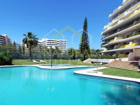 Espace contemporain avec balcon privé et proximité des principaux services. Cet appartement, situé dans la magnifique région de Vilamoura, se distingue par sa vue imprenable sur la mer et son emplacement privilégié près de la marina. En entrant, les ...