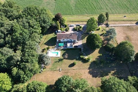 Proche de Château Thierry, a vendre belle maison contemporaine de 330 m2 avec piscine et son terrain de 2,3 hectares