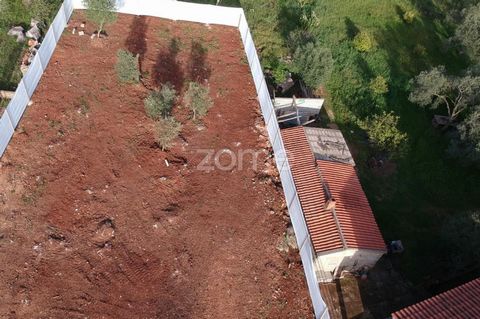 Identificação do imóvel: ZMPT564461 1200m² plot of land in the village of Benafim with the potential to build three independent houses in an exclusive condominium. Strategic location, favorable topography and possibility of personalized design. Highl...