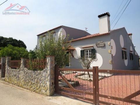 High standard house with 3 bedrooms for sale in Casal Cigano, Carvalhal, Bombarral. Magnificent house with 4,600m² of land, with tasteful details and with total integration to all environments. The main living room has high ceilings, fireplace and AC...