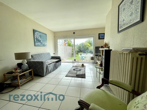 REZOXIMO offers you in Saint-Georges-de-Didonne (17110) near Royan (17200) this duplex style house with 4 rooms on two levels of approximately 72.80m² of living space on enclosed land with trees of approximately 208m². This property is composed on th...