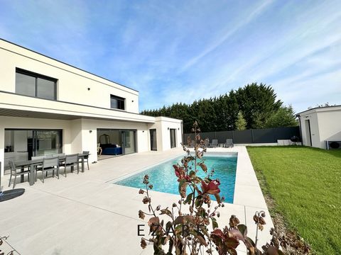 10 MIN DIJON - EAST, Magnificent flat roof villa of 2023 with an entrance, a large bright living room with large bay windows, an open and equipped kitchen with a granite top, a master suite with a shower room and toilet, a second bedroom (possibility...