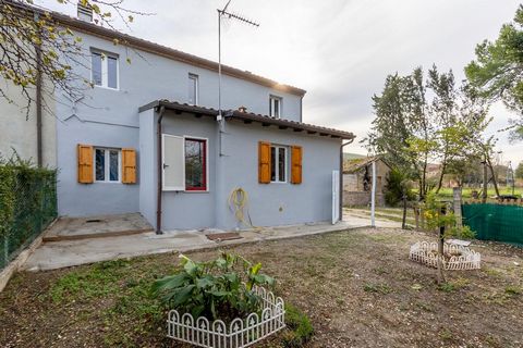 Senigallia Cesano area, just 15 minutes from the city center and 4 minutes from the sea and the shopping center, semi-detached house of about 200 square meters with two apartments with independent entrances, perfect for maintaining the privacy of fam...
