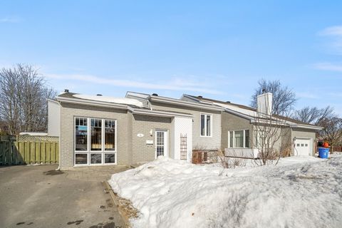Pretty turnkey and well-maintained property located in Blainville in a prime area close to all services (commuter train, schools, parks, grocery stores, highway). The house offers 3 bedrooms, one of which is in the basement, adjoining bathroom with t...