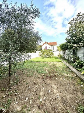 REF 878 403 725 Immo de France offers you the acquisition of this pretty pavilion located in Aulnay sous Bois, close to all amenities: A3 motorway, shopping center, schools. Built on a plot of land of about 400 m2 it consists of a ground floor includ...